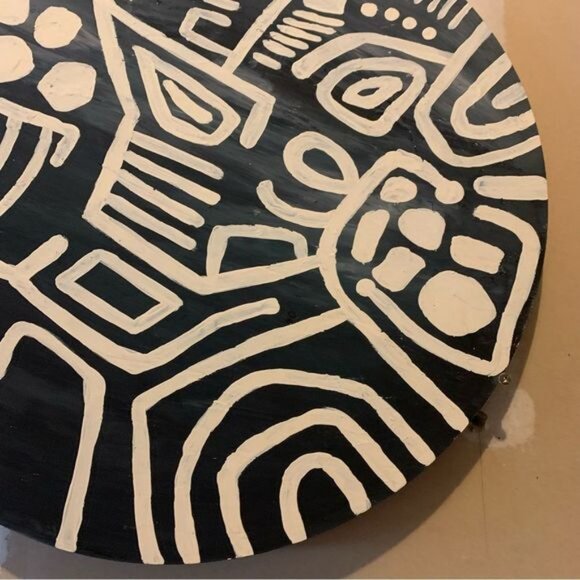 Modern minimalist wall art on round wooden panel - Picture 4 of 8